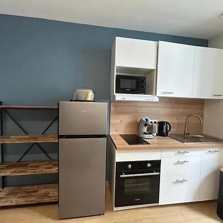 Cote Cour - 9 Min Des Sanctuaires - Moderne & Equipe - Jusqu'a 4 Couchages